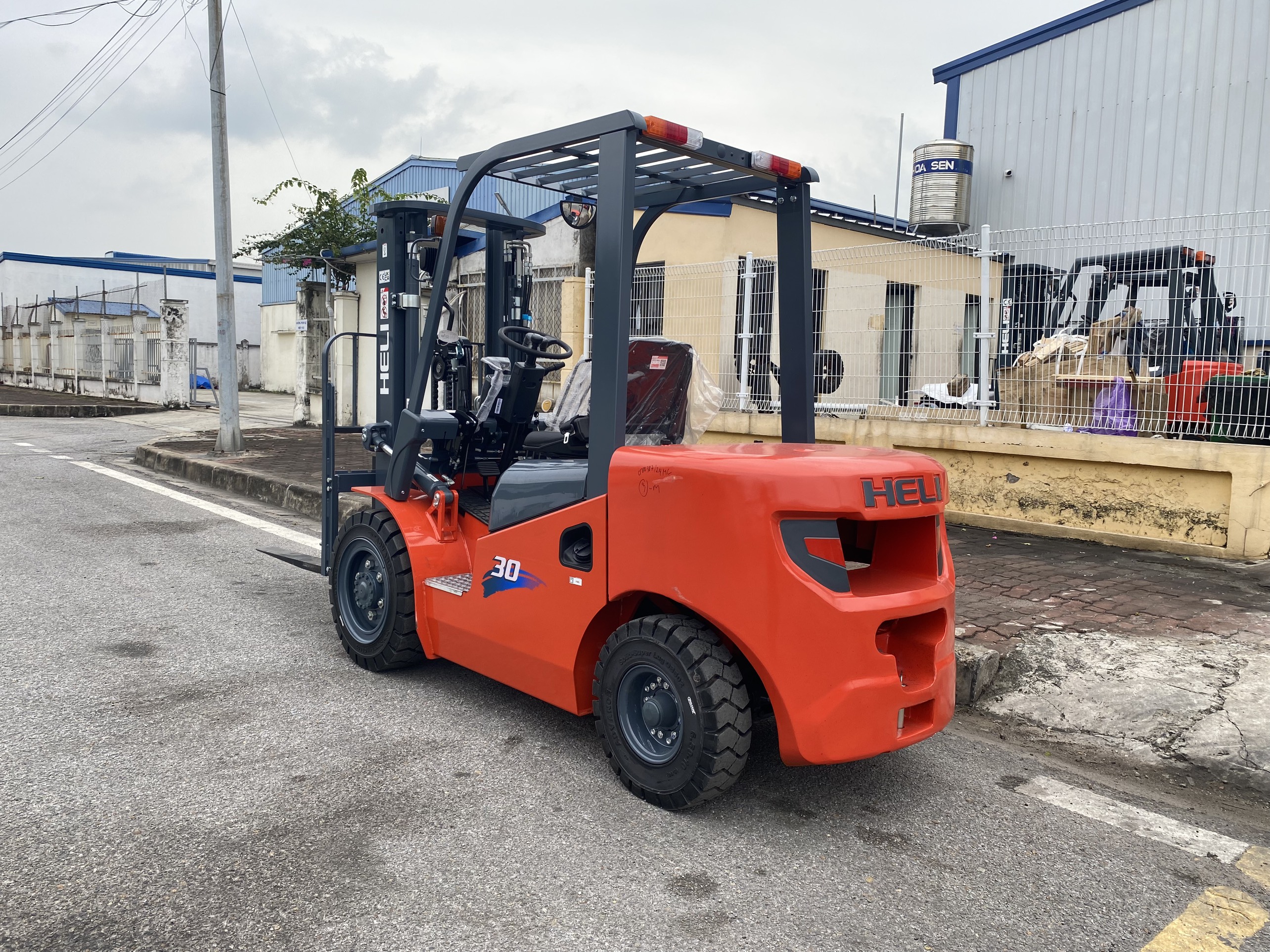 Xe nâng dầu 3 tấn