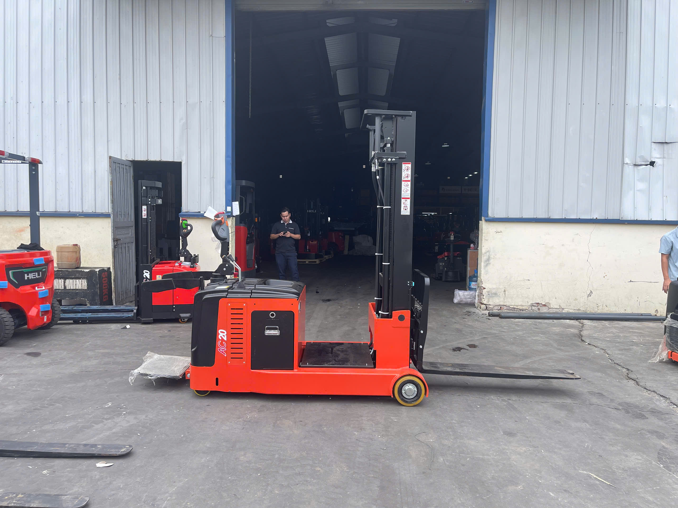 Xe Nâng Điện Đứng Lái 2 Tấn Nâng Cao