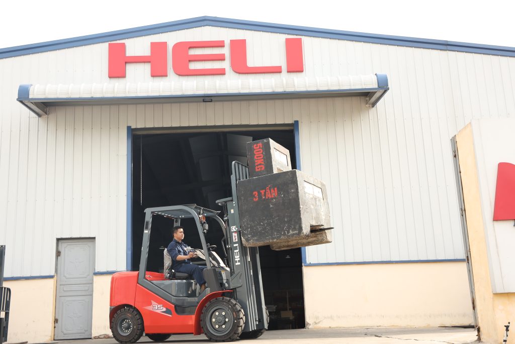 Xe nâng dầu 3 tấn Heli