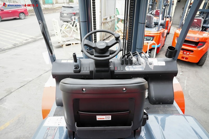 Khoang lái xe nâng dầu 7 tấn gật gù